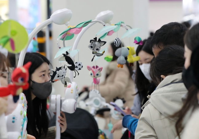 서울 강남구 코엑스에서 열린 육아 박람회에서 여성 고객들이 육아용품을 살펴보고 있다. /뉴스1