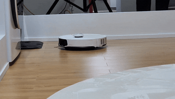 로보락이 지난달 공개한 2024년 대표 로봇청소기 모델 'S8 맥스V 울트라'. 모서리를 인식하면 옆 면에서 사이드 브러시가 나와 모서리 부분을 청소한다./최지희 기자
