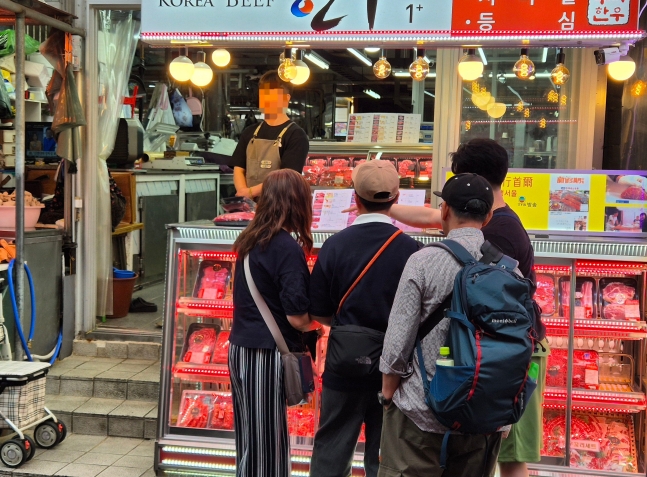 3일 서울 성동구 마장동 축산시장에서 중국인 관광객들이 점원 안내를 받으며 소고기를 구매하고 있다. /최정석 기자