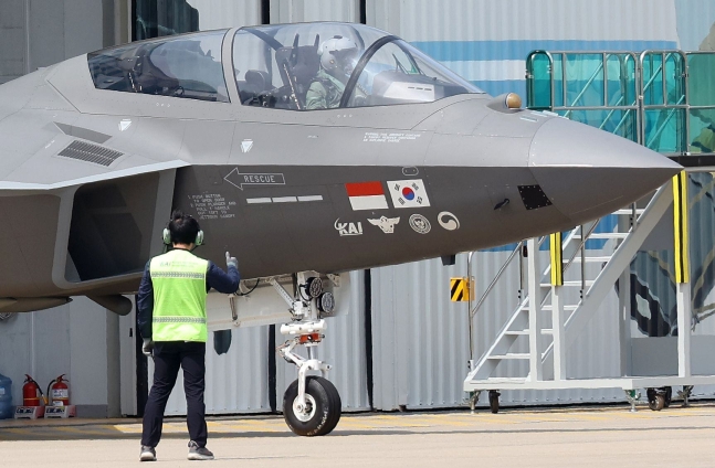 한국과 인도네시아가 공동 개발 중인 KF-21 '보라매' 전투기 시제 4호기. 기체 앞쪽 측면에 태극기와 인도네시아 국기가 나란히 붙어 있다. /뉴스1