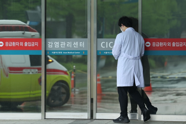 지난 5일 서울 시내 대형병원에서 의료진이 발걸음을 옮기고 있다. 법원이 정부에 의대 증원의 근거 자료를 제출하라고 요구했으나 대한의사협회(의협)와의 의료현안협의체 회의 자료를 갖고 있지 않은 것으로 알려지며 의사 