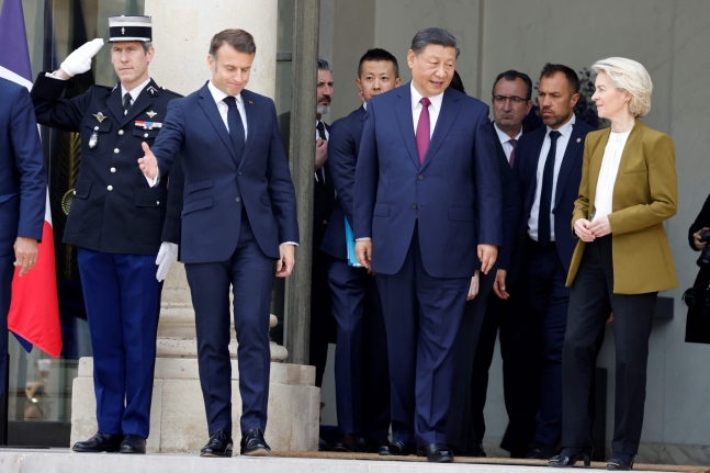 6일 오전 엘리제궁에 회담을 하러 모인 에마뉘엘 마크롱 프랑스 대통령(왼쪽부터), 시진핑 중국 국가주석, 우르줄라 폰데어라이엔 EU 집행위원장. /연합뉴스