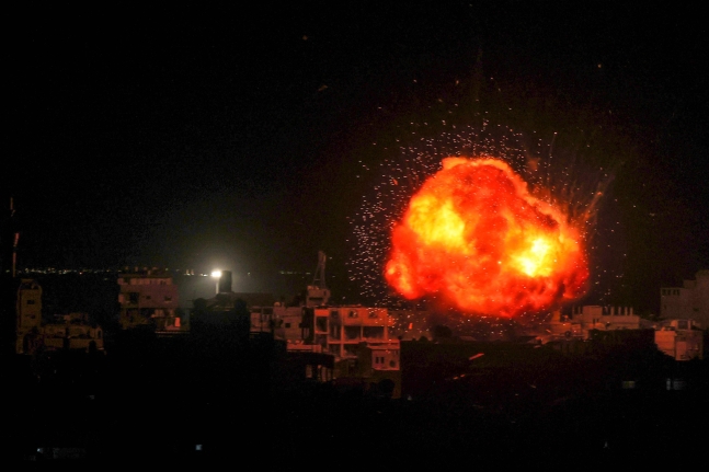 지난달 26일 가자지구 남부 라파에서 이스라엘군의 폭격으로 시뻘건 화염이 솟구치고 있다. /연합뉴스