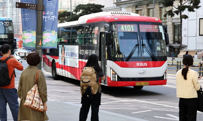 지난 2일 서울 중구 명동입구역 버스정류장으로 수도권남부로 향하는 버스가 들어서고 있다. 버스에 옆면에 광고가 설치되어 있다. /연합뉴스