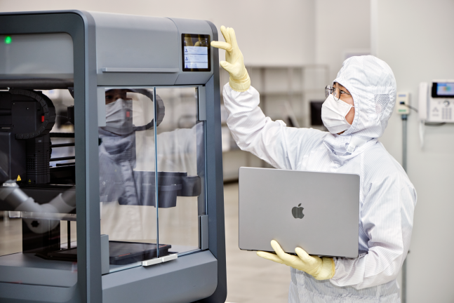 애플 제조업 R&D 지원센터에는 반도체 공정이 가능한 클린룸도 갖추고 있다. 엔지니어가 클린룸(Class 100)에 설치된 금속 3D프린터를 작동하고 있는 모습./포스텍