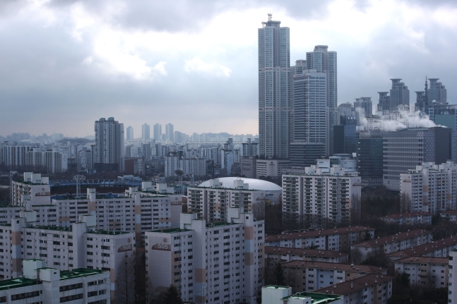 서울 아파트 가격 8주 연속 제자리걸음… 재건축 아파트는 상승 전환
