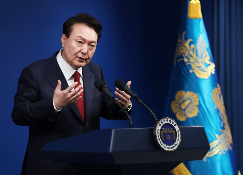 尹<b>대통령</b> 지지율 24%… “<b>취임 2주년</b> 기준, 제6공화국 출범 후 역대 최저”
