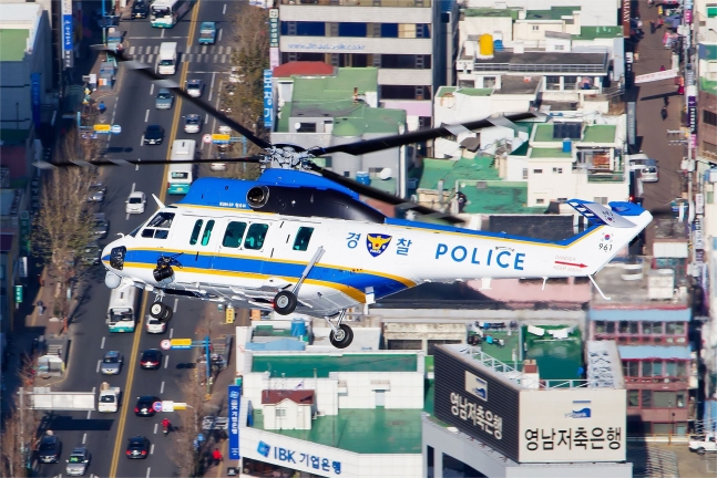 수리온 헬기의 파생형인 경찰 헬기 참수리가 도심 상공을 순찰하고 있다. /KAI 제공