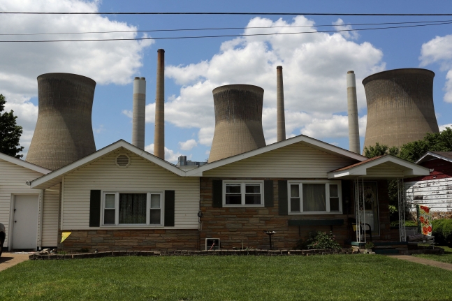 지난 2014년 5월 18일 미국 웨스트버지니아주 포카의 한 가정집 뒤로 보이는 석탄화력발전소. /로이터 연합뉴스 