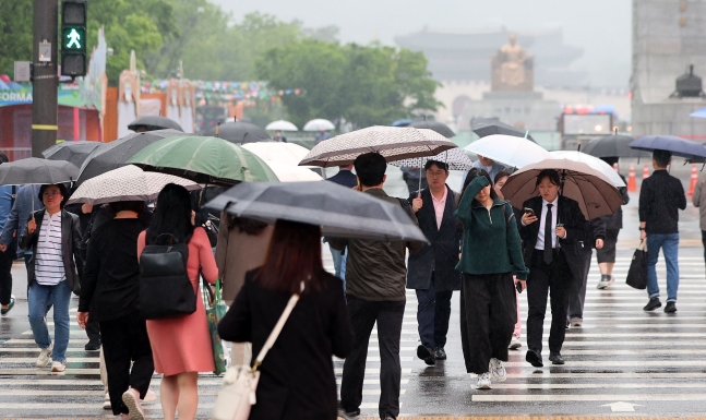 지난 7일 오전 서울 종로구 세종대로사거리에서 우산을 쓴 시민들이 발걸음을 옮기고 있다. /뉴스1