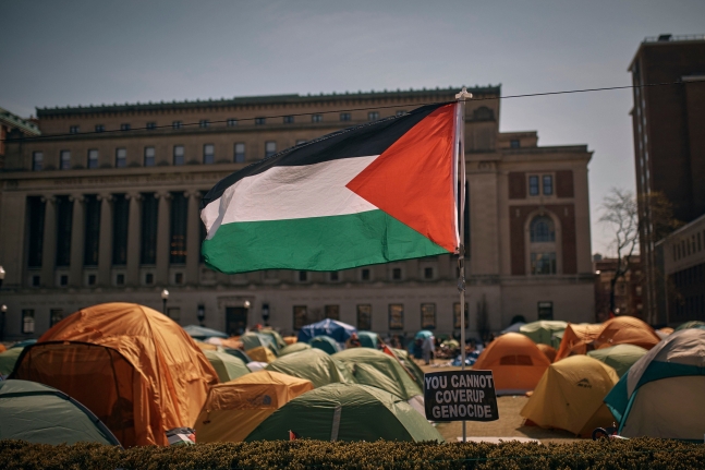 지난달 28일(현지 시각) 미국 뉴욕 컬럼비아대 캠퍼스에 대형 팔레스타인 국기가 바람에 나부끼고 있다. 컬럼비아대에서는 가자지구 종전을 촉구하는 친팔레스타인 시위대의 '텐트 농성'이 일주일 넘게 이어지고 있다. /A