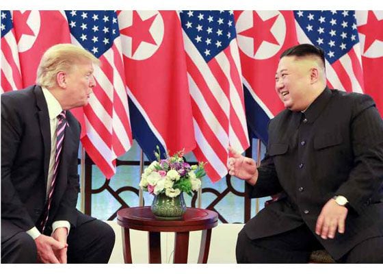 김정은 북한 국무위원장과 트럼프 미국 대통령이 2019년 2월 27일 베트남 하노이 메트로폴 호텔에서 단독회담을 하는 모습이 북한 노동신문에 실렸다. /뉴스1