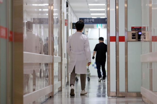 지난 10일 오전 대구 달서구 계명대 동산병원에서 한 의료진이 응급실로 향하고 있다. /뉴스1
