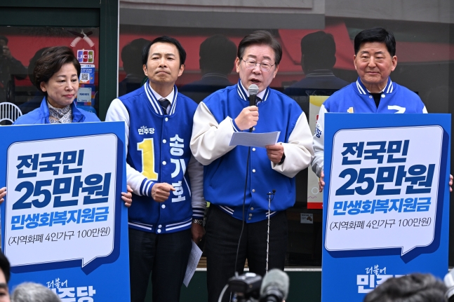 이재명 더불어민주당 대표가 지난 3월 24일 서울 송파구 새마을전통시장에서 열린 현장 기자회견에서 발언하고 있다. /뉴스1