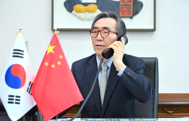 조태열 외교부 장관이 지난 2월 6일 왕이 중국 외교부장과 상견례를 겸해 통화를 하고 있다. /외교부 제공