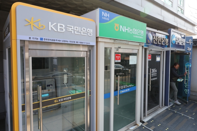 서울 시내에 설치된 시중은행 ATM 기기의 모습. /뉴스1
