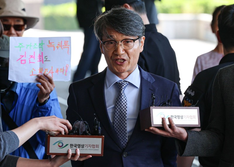 金여사에 명품 백 전달한 <b>최재영 목사 검찰</b> 출석