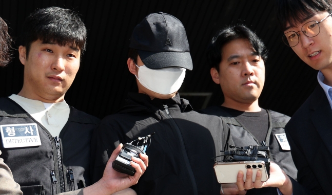 여자친구를 살해한 혐의를 받는 의대생 최모(25)씨가 14일 오전 서울 서초구 서초경찰서에서 검찰로 구속송치되고 있다. /뉴스1