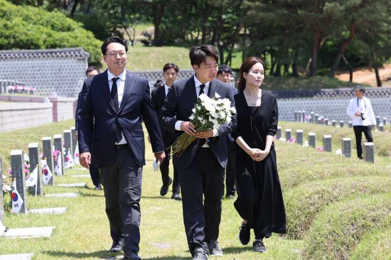 <b>이준석</b>, 5·18묘지에 영남서 가져온 국화 1000송이 <b>헌화</b>