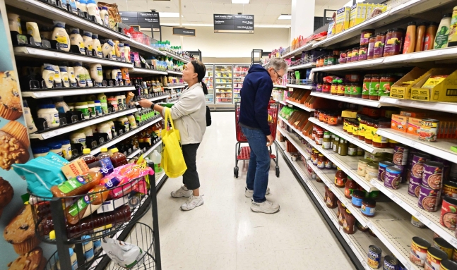 미국 캘리포니아주의 한 식료품점에서 소비자들이 장을 보고 있다. /AFP 연합뉴스