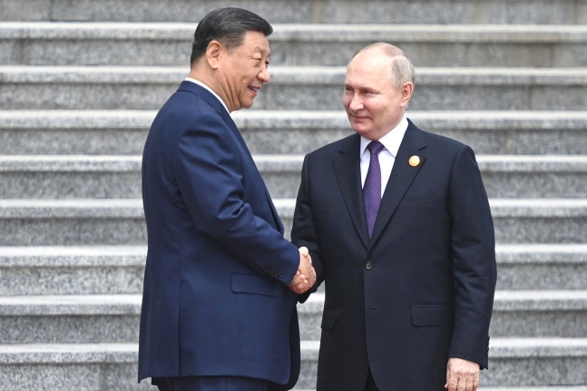 블라디미르 푸틴 러시아 대통령(오른쪽)과 시진핑 중국 국가주석. /베이징 AFP=연합뉴스