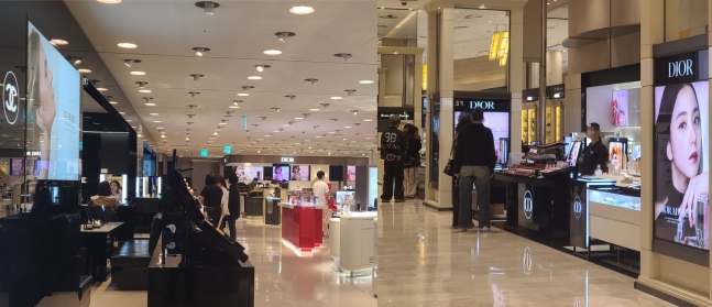 지난 16일 서울 중구에 위치한 백화점 내 명품 브랜드 화장품 매장에서 사람들이 립스틱 제품을 살펴보고 있다(오른쪽). 본인이 찾는 제품을 구매하거나 직원에게 전에 주문한 제품을 찾으러 온 사람들이 매장 앞에서 대기