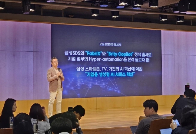 황성우 삼성SDS 사장이 지난 2일 서울 송파구 잠실캠퍼스에서 열린 미디어 데이 행사에서 기업용 생성형 인공지능(AI) 서비스 패브릭스(FabriX)와 브리티 코파일럿(Brity Copilot) 출시를 알리고 있다.
