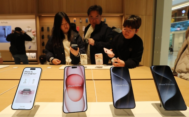 경기도 하남시 스타필드 하남에 새롭게 오픈한 ‘애플 하남’을 찾은 고객들이 아이폰15를 살펴보고 있다./뉴스1