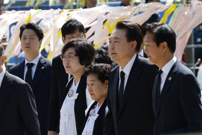 윤석열 대통령이 18일 광주 북구 국립5·18민주묘지에서 열린 5·18민주화운동 제44주년 기념식에 5·18 유가족과 입장하고 있다. /뉴스1