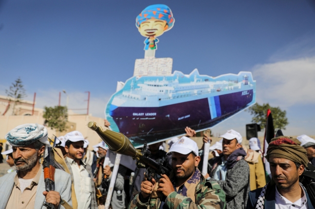 예멘의 후티 반군들이 지난 2월 7일 수도 사나에서 자신들이 나포한 화물선 '갤럭시 리더'를 희화화한 패널을 들고 신병 모집 행사를 벌이고 있는 모습. 기사 내용과는 관련 없음. /연합뉴스