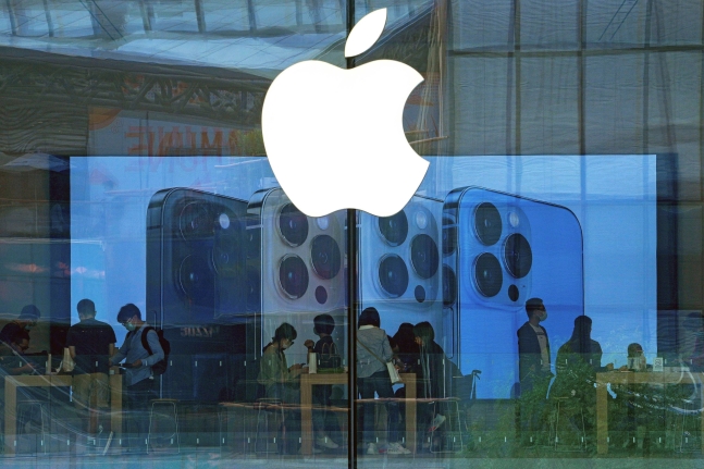 중국 베이징의 한 애플 스토어에서 사람들이 아이폰 제품을 사용해보고 있다./AP연합뉴스 