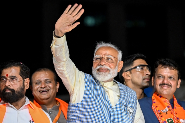 나렌드라 모디 인도 총리가 2024년 5월 15일 뭄바이에서 지지자들을 향해 손을 흔들고 있다. /AFP 연합    