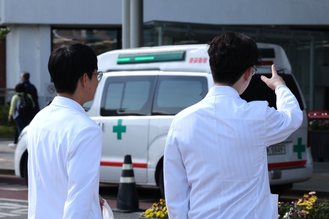 지난 8일 서울 시내 대형병원에서 의료진이 이동하고 있다. /뉴스1