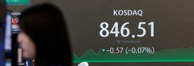 21일 오후 서울 중구 하나은행 딜링룸 화면에 이날 거래를 마감한 코스피가 표시돼 있다. 이날 코스피는 전 거래일보다 17.96포인트(0.65%) 하락한 2724.18에 장을 마쳤다. 코스닥지수도 0.57 포인트(0