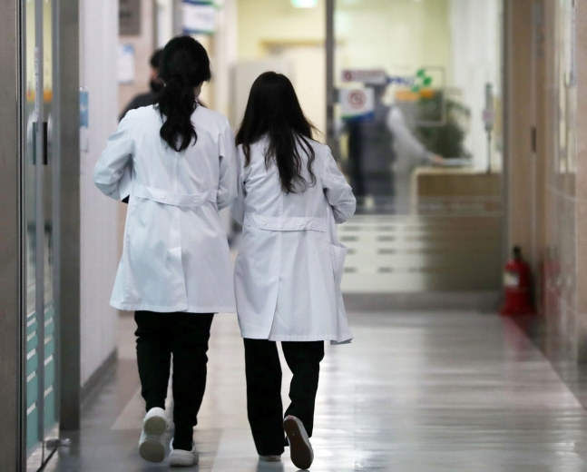 19일 오후 부산 서구 부산대병원에서 의료진이 발걸음을 옮기고 있다./뉴스1