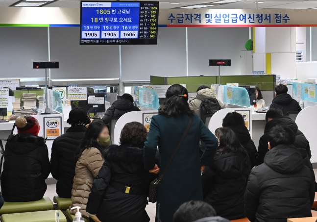 지난 1월 25일 오전, 대전 서구 고용복지플러스센터을 찾은 실업급여 수급자들이 상담을 기다리고 있다. /조선DB