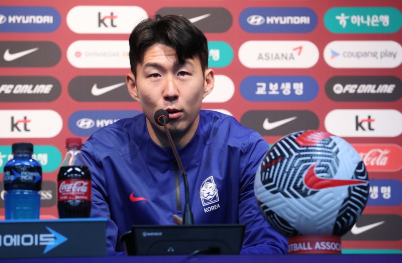 ‘축구 대표팀 <b>주장</b>’ <b>손흥민</b> “대표팀 <b>감독</b> 선임, 시간 걸릴 수밖에”