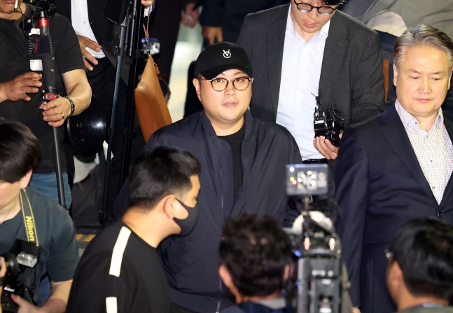 뺑소니 혐의와 음주 운전 의혹을 받는 트로트 가수 김호중이 21일 오후 서울 강남경찰서에서 비공개 조사를 마치고 나오고 있다. /뉴스1