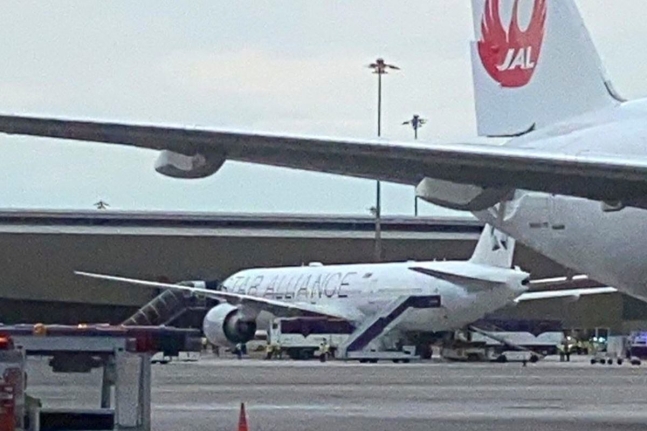 21일(현지 시각) 태국 방콕 수완나품 국제공항에 비상착륙을 요청한 런던 히드로발 싱가포르항공 보잉 777-300ER 항공기가 활주로에 보인다. 난기류로 탑승객 1명이 사망했다. / AP 연합뉴스 