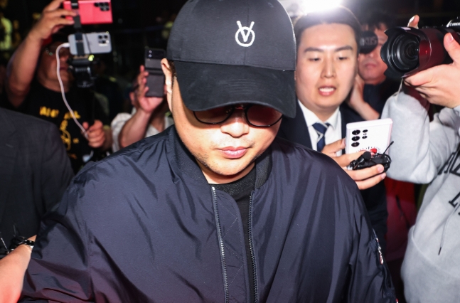 뺑소니 혐의와 음주 운전 의혹을 받는 트로트 가수 김호중이 21일 오후 서울 강남경찰서에서 조사를 마치고 나오고 있다. /뉴스1