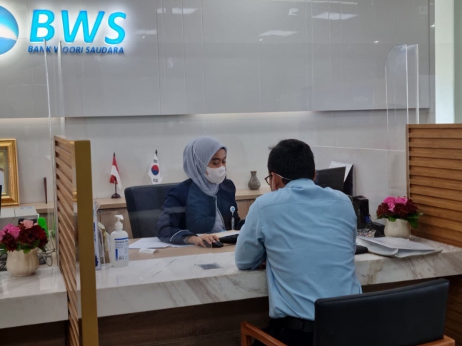 인도네시아 자카르타에 있는 우리소다라은행 본점 창구에서 현지 직원과 고객이 은행 업무를 보고 있다. /자카르타=정민하 기자