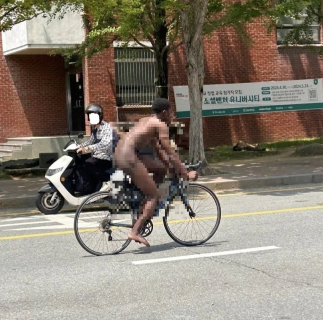 22일 '전남대 근황'이라는 제목으로 온라인 커뮤니티에 올라온 한 남성이 알몸으로 자전거를 타고 있는 사진. /온라인 커뮤니티 캡처
