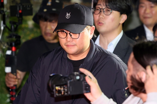 뺑소니 혐의와 음주 운전 의혹을 받는 트로트 가수 김호중이 21일 오후 서울 강남경찰서에서 조사를 마치고 나오고 있다. /뉴스1