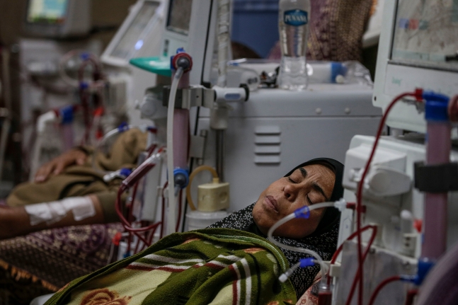 지난  3월 17일 가자지구 데이르 알 발라에 있는 알-아크사 병원에서 한 환자가 투석을 받고 있다. /EPA=연합뉴스 