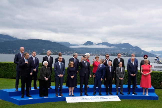  24일(현지 시각) 이탈리아 스트레사에서 열린 주요 7개국(G7) 재무장관·중앙은행 총재 회의에 참석한 각국 대표들이 기념 촬영을 하고 있다. G7 재무장관·중앙은행 총재 회의는 25일까지 이어진다. /연합뉴스