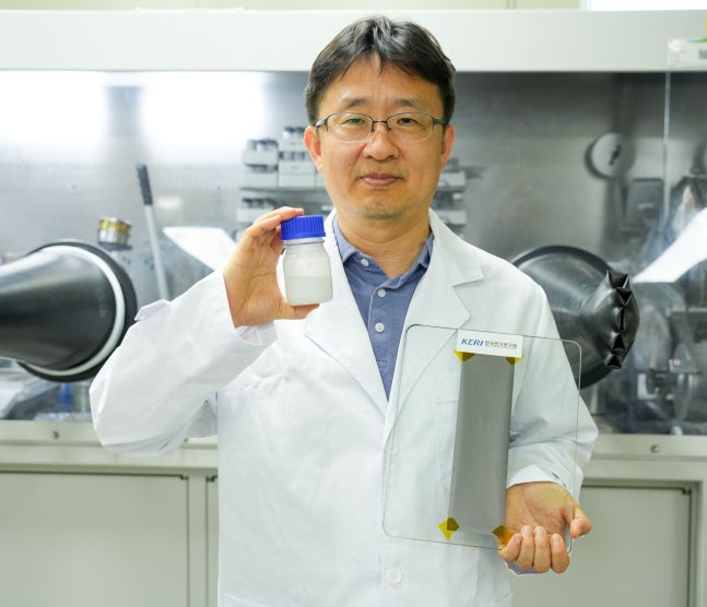 Choi Jung-hee, Research Institute Director at the Korea Institute of Science and Technology holding dispersed aluminum oxide solution (left) and lithium-ion battery electrode coated with it (right). The aluminum oxide coating technology helps maintain the lifespan of lithium-ion batteries at a level of 83.4% even after 500 rapid charges.