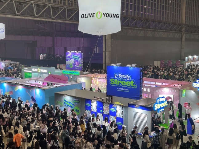 이달 10일부터 사흘간 일본에서 열린 'KCON JAPAN 2024'에 참가한 올리브영의 부스가 관람객으로 붐비는 모습. /CJ올리브영 제공
