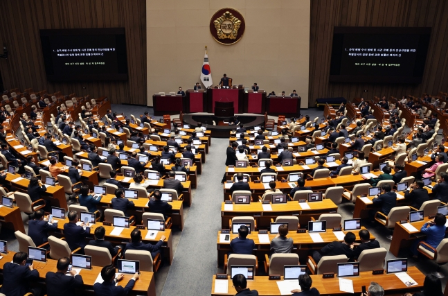 28일 오후 서울 여의도 국회에서 제21대 국회 마지막 본회의가 열리고 있다. /뉴스1