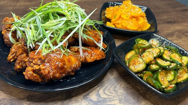 켄터키 프랭크포트 CM치킨에서 선보이는 한국식 파닭과 오이지, 양념 단무지. /유진우 기자