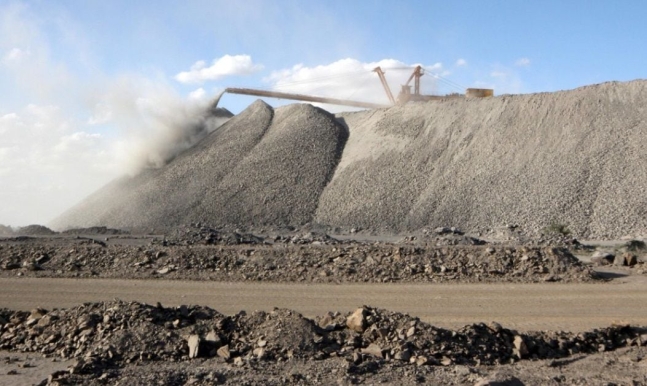 중국 네이멍구의 희토류 광산. 희토류는 생산 과정에서 막대한 양의 폐기물과 오염물질이 발생한다./로이터 연합뉴스